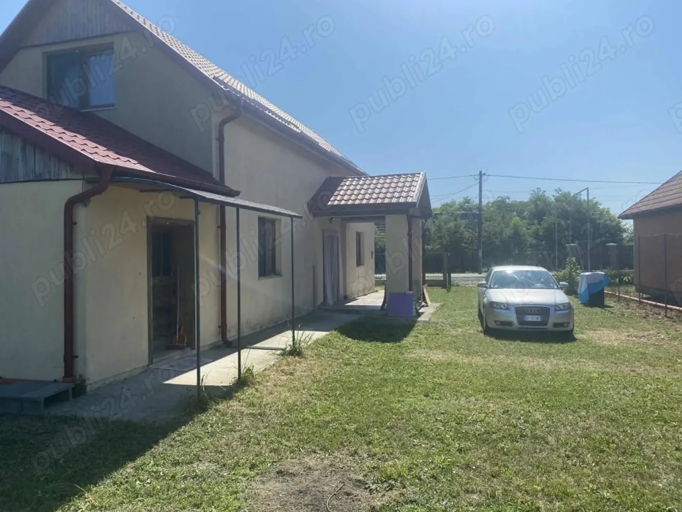 Casă de vânzare în Oar - De vânzare casă cu etaj in Oar la 15 km de Satu Mare ,construcție din 2008. 
Casa dispune de 3 camere o bucatrie cu living 2 băi recent făcute 2 holuri una dintre cameri dispune de dressing sau poate fi spatiu de depozitare scări interioare,geamuri termopan recent puse ,separat cu intrare un depozit 
Casa este racordata la curent ,apa si canalizare separtat in curte se afla o fântână forată de asemenea cu posibilitatea de racordare la gaz avand deja in perete toate țevile puse la partea de sus
