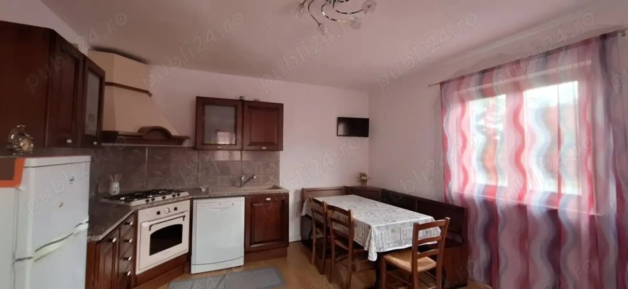 Casă de vânzare în Oar - De vânzare casă cu etaj in Oar la 15 km de Satu Mare ,construcție din 2008. 
Casa dispune de 3 camere o bucatrie cu living 2 băi recent făcute 2 holuri una dintre cameri dispune de dressing sau poate fi spatiu de depozitare scări interioare,geamuri termopan recent puse ,separat cu intrare un depozit 
Casa este racordata la curent ,apa si canalizare separtat in curte se afla o fântână forată de asemenea cu posibilitatea de racordare la gaz avand deja in perete toate țevile puse la partea de sus