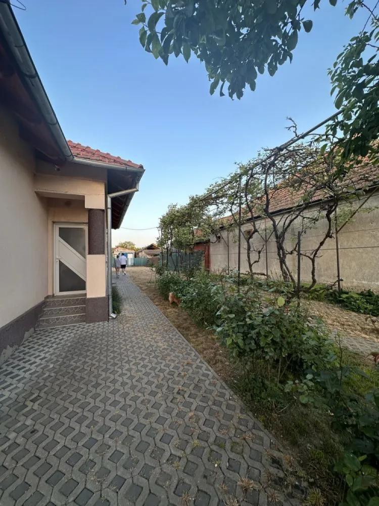 Vand Casa individuala jud SATU MARE - comuna Porumbesti - 153mp utili
Gradina+teren = 42arii
Gradina este echipata cu fantana si pompa automata de apa pentru stropit
Facilitati :
4 camere + 1 salon
2 bai
1 bucatarie
1 terasa
2 camari
Pod betonat
Pivnita amenajata cu biliard/masa ping pong +spatiu de depozitare
Poarta automata cu telecomanda
Kit fotovoltaic pe casa de 3kw
Camere de supraveghere
Lumini exterioare 
Pavaj in curte
3 clime invertoare pentru a da si caldura
Se vinde complet mobilata si utilata!