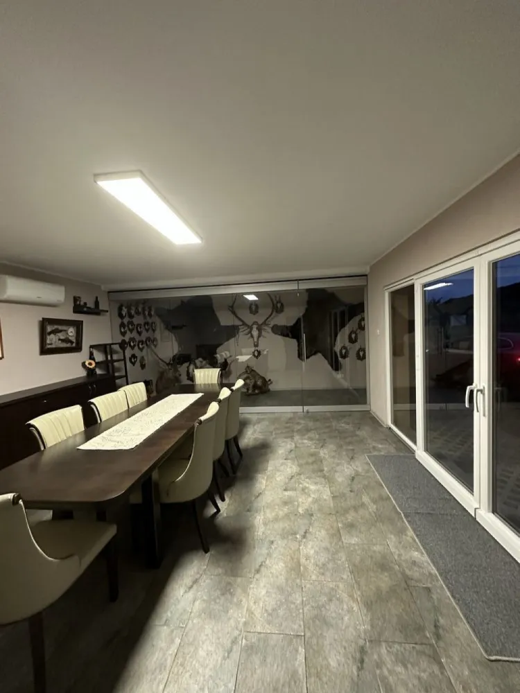 Vand Casa individuala jud SATU MARE - comuna Porumbesti - 153mp utili
Gradina+teren = 42arii
Gradina este echipata cu fantana si pompa automata de apa pentru stropit
Facilitati :
4 camere + 1 salon
2 bai
1 bucatarie
1 terasa
2 camari
Pod betonat
Pivnita amenajata cu biliard/masa ping pong +spatiu de depozitare
Poarta automata cu telecomanda
Kit fotovoltaic pe casa de 3kw
Camere de supraveghere
Lumini exterioare 
Pavaj in curte
3 clime invertoare pentru a da si caldura
Se vinde complet mobilata si utilata!