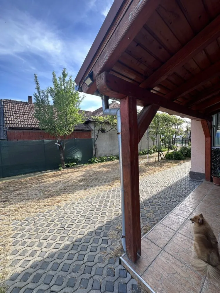 Vand Casa individuala jud SATU MARE - comuna Porumbesti - 153mp utili
Gradina+teren = 42arii
Gradina este echipata cu fantana si pompa automata de apa pentru stropit
Facilitati :
4 camere + 1 salon
2 bai
1 bucatarie
1 terasa
2 camari
Pod betonat
Pivnita amenajata cu biliard/masa ping pong +spatiu de depozitare
Poarta automata cu telecomanda
Kit fotovoltaic pe casa de 3kw
Camere de supraveghere
Lumini exterioare 
Pavaj in curte
3 clime invertoare pentru a da si caldura
Se vinde complet mobilata si utilata!