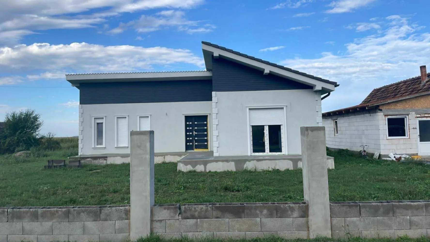 Casă de vânzare ,preț 110.000euro - Casă nouă de vânzare – Gelu 16 km de Satu Mare
Casă nou construită, 90 mp utili, pe teren generos de 2.900 mp.
Compartimentare: 2 dormitoare, living, bucătărie, baie, cameră tehnică.
 Încălzire prin pardoseală
 Geamuri termopan cu sticlă triplă
Izolație cu vată bazaltică
Gresie,faianță , parchet.
 Toate utilitățile: apă, curent, gaz, canalizare, internet
Construită doar cu materiale de calitate ,poze disponibile din fiecare etapă