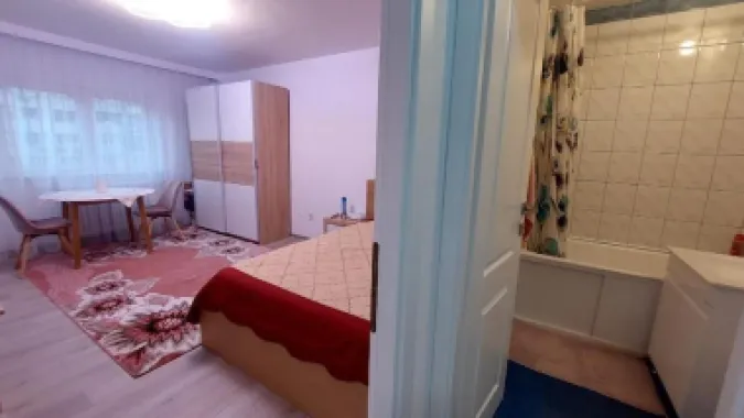 BRASADAS iNCHIRIAZA Garsoniera Mihai Bravu luminoasa vedere stradala