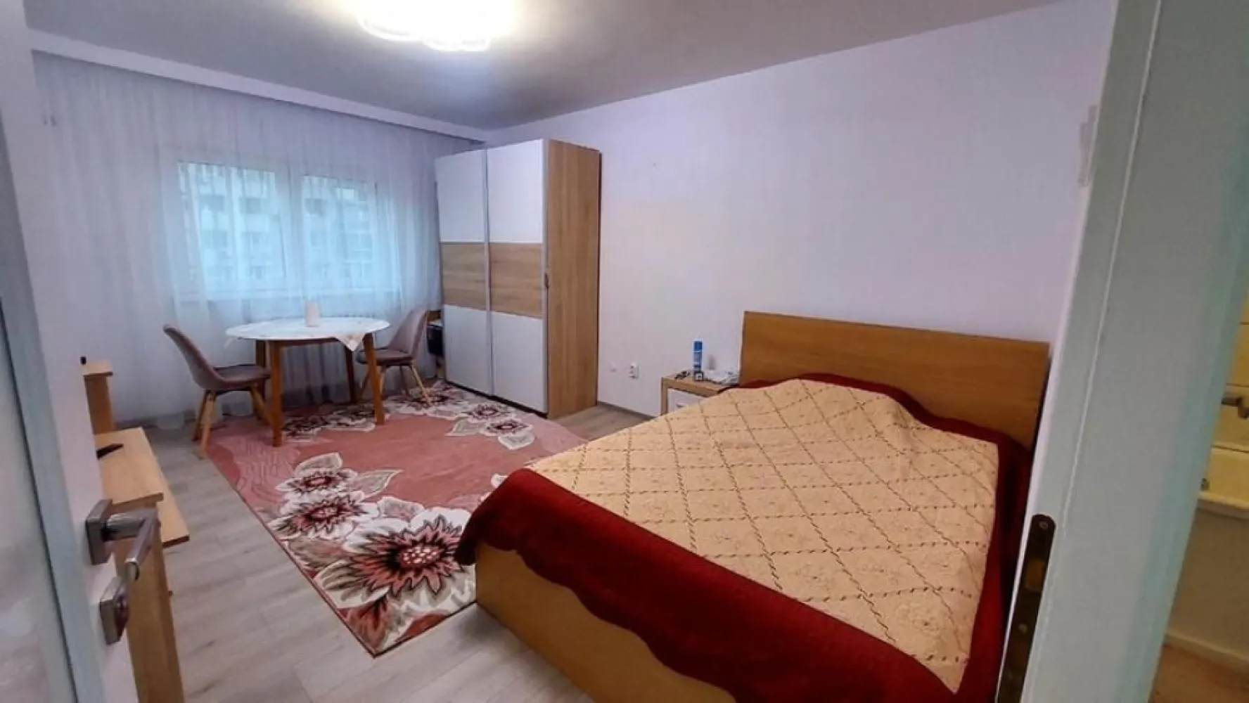 BRASADAS iNCHIRIAZA Garsoniera Mihai Bravu luminoasa vedere stradala - Agentia Imobiala Basadas Particular închiriez garsoniera decomandata, 38 m2 utili, etaj 4/10 recent renovata, zona Dristor-Mihai Bravu, la 5 min de metrou, luminoasa, vedere stradală, aer condiționat, de preferința pe termen lung. Nu se admit persoane fumătoare și nici animale de companie. 
Chiria lunară: 430 euro/luna