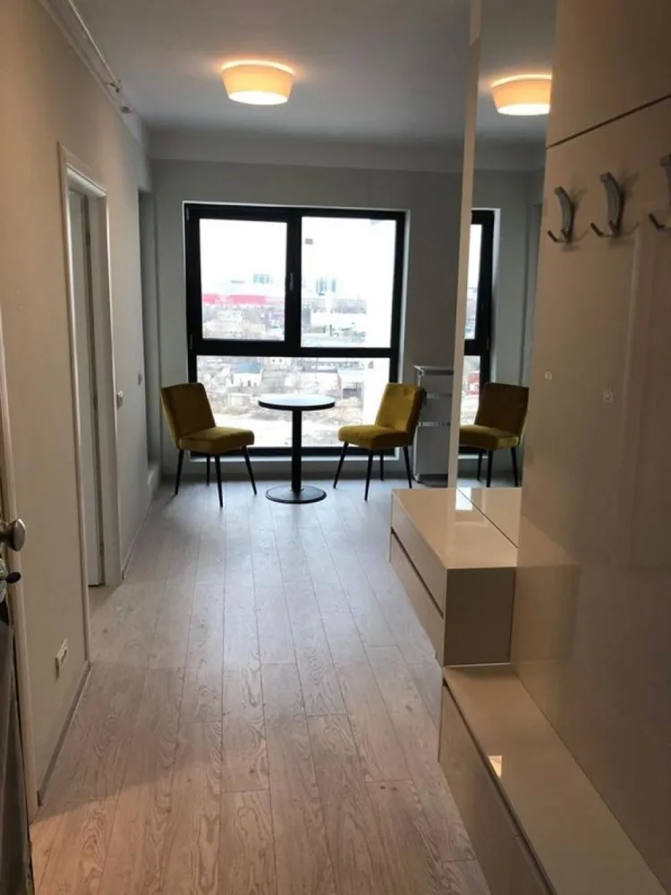 Plaza Romania - Apartament 1 camera – Complex Exigent Plaza Residence (zona Plaza Romania)

Disponibil incepand cu 1 noiembrie, apartamentul este situat in Complexul Exigent Plaza Residence, la doar 15 minute de mers pe jos pana la statia de metrou Lujerului si in imediata apropiere a mall-ului Plaza Romania.

📍 Detalii generale:
Bloc construit in 2018
Etaj 10 / 11
Suprafata utila totala: 37,32 mp
Compartimentare decomandata: camera de zi spatioasa, hol, baie, bucatarie separata si balcon

🛋️ Dotari si facilitati:
Mobilat si utilat complet, modern
Centrala proprie de apartament
Aer conditionat
TV 4K
Electrocasnice moderne si finisaje de calitate

📅 Apartamentul este ideal pentru o persoana sau un cuplu care doreste confort, liniste si acces rapid catre toate punctele de interes din zona Lujerului – Plaza Romania.