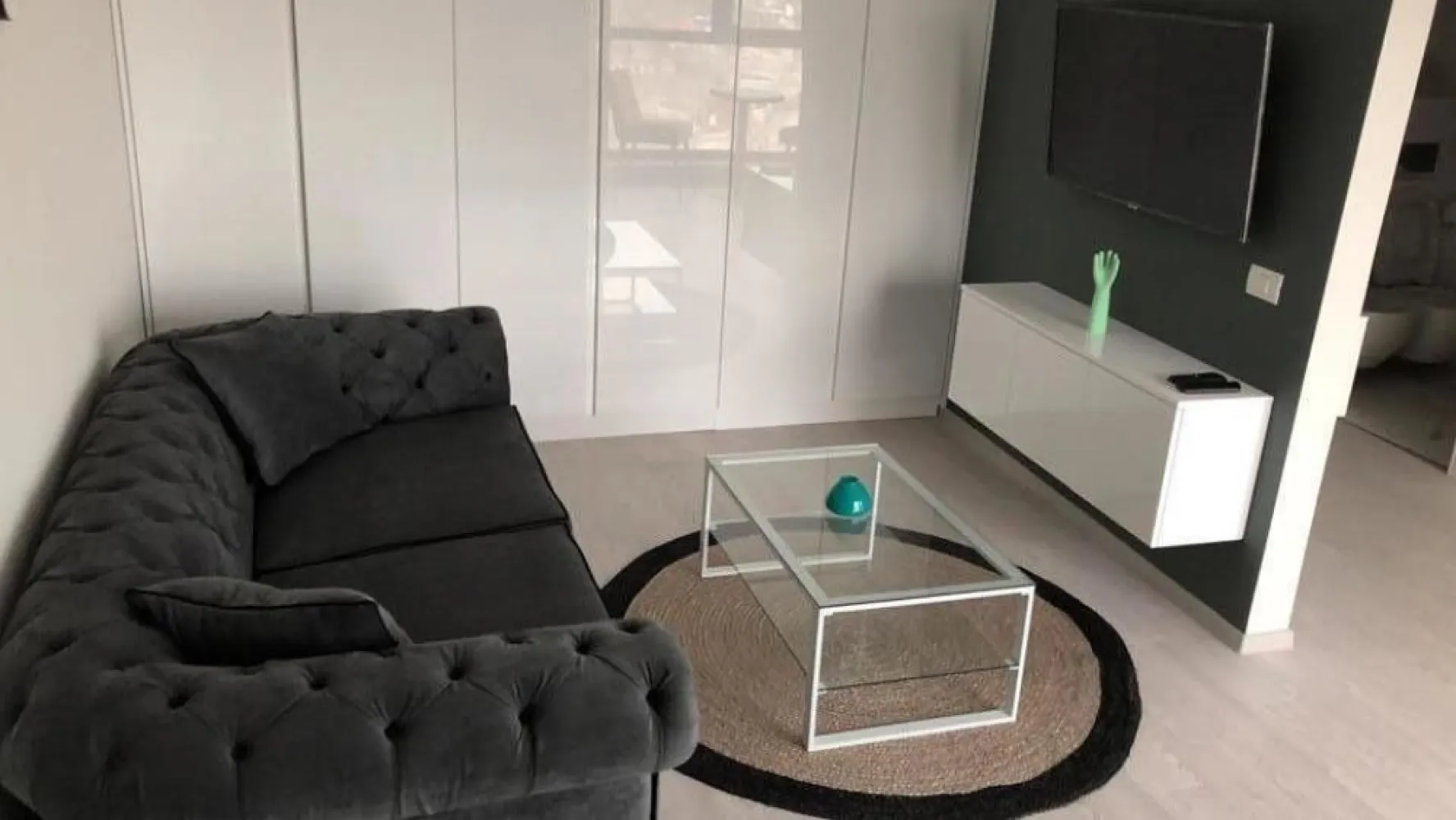 Plaza Romania - Apartament 1 camera – Complex Exigent Plaza Residence (zona Plaza Romania)

Disponibil incepand cu 1 noiembrie, apartamentul este situat in Complexul Exigent Plaza Residence, la doar 15 minute de mers pe jos pana la statia de metrou Lujerului si in imediata apropiere a mall-ului Plaza Romania.

📍 Detalii generale:
Bloc construit in 2018
Etaj 10 / 11
Suprafata utila totala: 37,32 mp
Compartimentare decomandata: camera de zi spatioasa, hol, baie, bucatarie separata si balcon

🛋️ Dotari si facilitati:
Mobilat si utilat complet, modern
Centrala proprie de apartament
Aer conditionat
TV 4K
Electrocasnice moderne si finisaje de calitate

📅 Apartamentul este ideal pentru o persoana sau un cuplu care doreste confort, liniste si acces rapid catre toate punctele de interes din zona Lujerului – Plaza Romania.