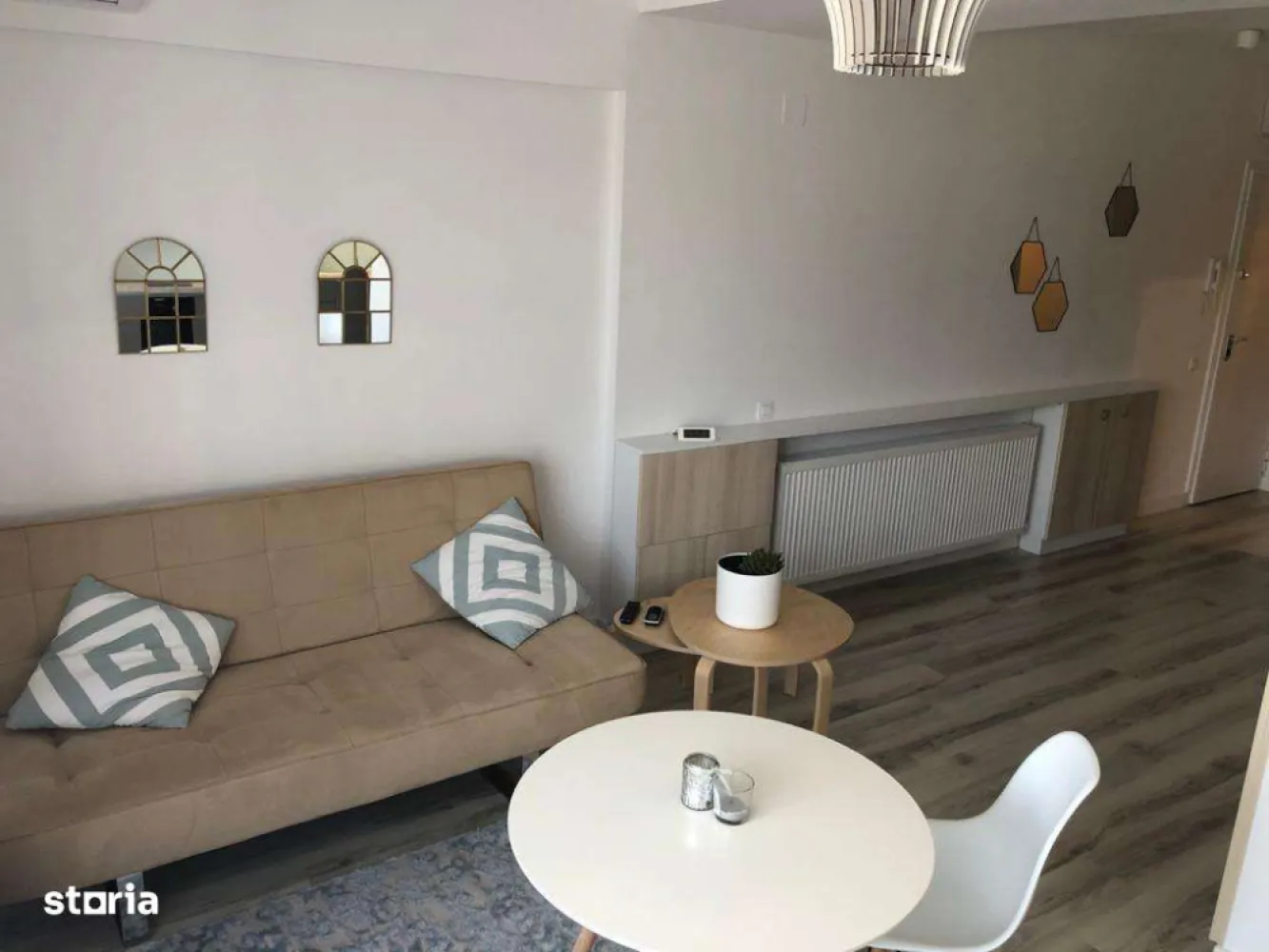 Studio Day Residence Dristor - concept premium | Proprietar - 0% comis - Studio superb, de inchiriat, situat intr-o zona centrala excelenta, Dristor, complex Day Residence, la aproximativ 3 minute de mers pe jos pana la metrou.Studioul este amenajat cu zone separate, inclusiv zona birou rabatabil. Suprafata de 40mp, balcon inclus, situat la etajul 1 din 9 al unui imobil construit in anul 2019. Garsoniera se inchiriaza complet mobilata si utilata complet si beneficiaza de finisaje si imbunatatiri de calitate superioara, nu vorbim de mobilier facut de mesteri.Pozitionarea este spre rasarit, ceea ce face placuta sederea pe balcon si in interior pe toata durata intregii zile pe timp de vara si conferă un spațiu calduros iarna.Bloc bine pozitionat, costuri mici de intretinere lunara.Disponibilitate: imediatImobilul este amplasat intr-o zona cu acces la mijloacele de transport in comun (STB si metrou Dristor - 3 minute), magazine diverse (Mega Image, Kaufland, Lidl, Farmacia Tei), Mall Vitan, scoli, gradinite.Colaborez si cu agentii, comision din partea mea de 25% din prima chirie