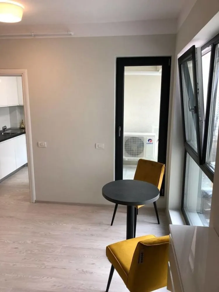 Plaza Romania - Apartament 1 camera – Complex Exigent Plaza Residence (zona Plaza Romania)

Disponibil incepand cu 1 noiembrie, apartamentul este situat in Complexul Exigent Plaza Residence, la doar 15 minute de mers pe jos pana la statia de metrou Lujerului si in imediata apropiere a mall-ului Plaza Romania.

📍 Detalii generale:
Bloc construit in 2018
Etaj 10 / 11
Suprafata utila totala: 37,32 mp
Compartimentare decomandata: camera de zi spatioasa, hol, baie, bucatarie separata si balcon

🛋️ Dotari si facilitati:
Mobilat si utilat complet, modern
Centrala proprie de apartament
Aer conditionat
TV 4K
Electrocasnice moderne si finisaje de calitate

📅 Apartamentul este ideal pentru o persoana sau un cuplu care doreste confort, liniste si acces rapid catre toate punctele de interes din zona Lujerului – Plaza Romania.