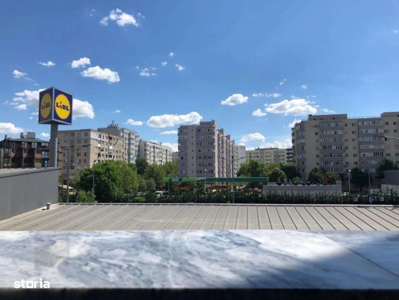 Studio Day Residence Dristor - concept premium | Proprietar - 0% comis - Studio superb, de inchiriat, situat intr-o zona centrala excelenta, Dristor, complex Day Residence, la aproximativ 3 minute de mers pe jos pana la metrou.Studioul este amenajat cu zone separate, inclusiv zona birou rabatabil. Suprafata de 40mp, balcon inclus, situat la etajul 1 din 9 al unui imobil construit in anul 2019. Garsoniera se inchiriaza complet mobilata si utilata complet si beneficiaza de finisaje si imbunatatiri de calitate superioara, nu vorbim de mobilier facut de mesteri.Pozitionarea este spre rasarit, ceea ce face placuta sederea pe balcon si in interior pe toata durata intregii zile pe timp de vara si conferă un spațiu calduros iarna.Bloc bine pozitionat, costuri mici de intretinere lunara.Disponibilitate: imediatImobilul este amplasat intr-o zona cu acces la mijloacele de transport in comun (STB si metrou Dristor - 3 minute), magazine diverse (Mega Image, Kaufland, Lidl, Farmacia Tei), Mall Vitan, scoli, gradinite.Colaborez si cu agentii, comision din partea mea de 25% din prima chirie