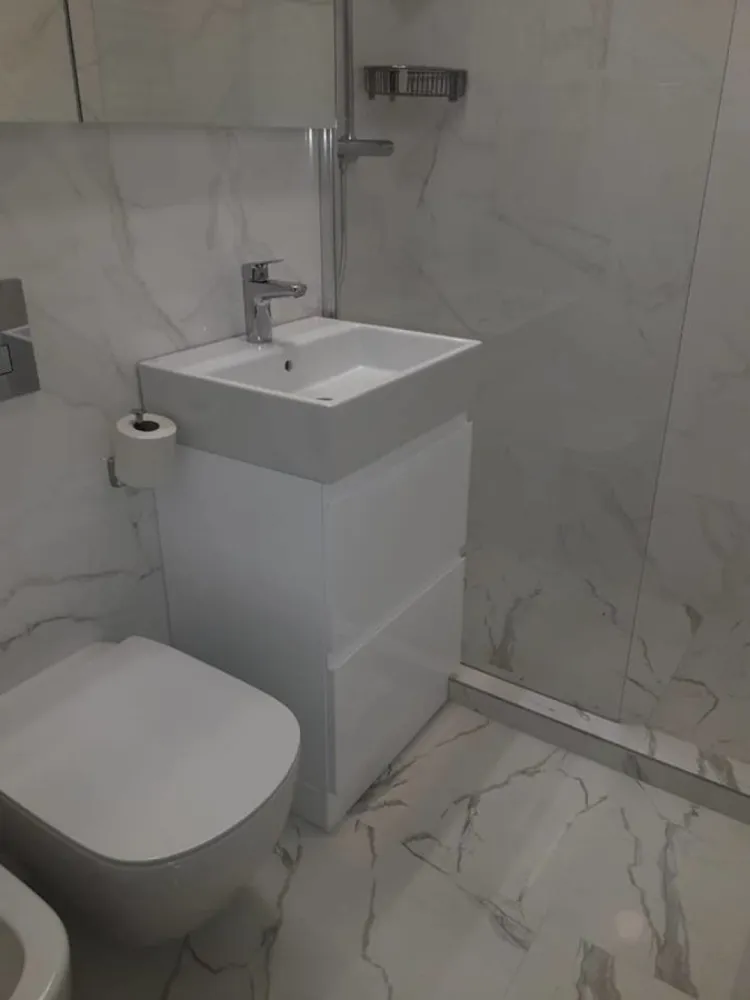 Plaza Romania - Apartament 1 camera – Complex Exigent Plaza Residence (zona Plaza Romania)

Disponibil incepand cu 1 noiembrie, apartamentul este situat in Complexul Exigent Plaza Residence, la doar 15 minute de mers pe jos pana la statia de metrou Lujerului si in imediata apropiere a mall-ului Plaza Romania.

📍 Detalii generale:
Bloc construit in 2018
Etaj 10 / 11
Suprafata utila totala: 37,32 mp
Compartimentare decomandata: camera de zi spatioasa, hol, baie, bucatarie separata si balcon

🛋️ Dotari si facilitati:
Mobilat si utilat complet, modern
Centrala proprie de apartament
Aer conditionat
TV 4K
Electrocasnice moderne si finisaje de calitate

📅 Apartamentul este ideal pentru o persoana sau un cuplu care doreste confort, liniste si acces rapid catre toate punctele de interes din zona Lujerului – Plaza Romania.