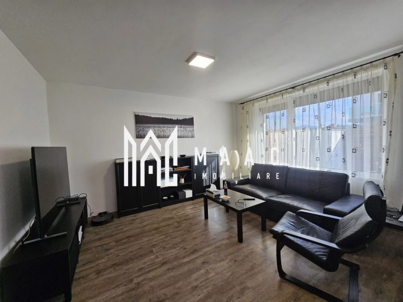 Casa tip cvadruplex | 3 camere | Acces auto | Turnisor - MAAC Imobiliare vă propune spre vânzare o casă modernă, situată în cartierul Turnișor, Sibiu – o zonă liniștită, cu acces facil către punctele de interes ale orașului.

Proprietatea dispune de o suprafață utilă de 80 mp, la care se adaugă un balcon de 4,1 mp și o curte liberă de 50 mp, ideală pentru momentele de relaxare alături de familie.

Caracteristici principale:

Clasa energetică B – consum optim și costuri reduse de întreținere

Jaluzele exterioare cu telecomandă pentru confort sporit și intimitate

Compartimentare practică, gândită pentru un stil de viață modern

Compartimentare:

Parter: hol de intrare, living luminos, bucătărie separată, cămară, baie

Etaj: hol, două dormitoare, baie, spațiu de depozitare și balcon

Proprietatea se vinde complet mobilată și utilată, mai puțin televizoarele. Sunt incluse electrocasnice de calitate: frigider încorporat, mașină de spălat vase, mașină de spălat rufe cu uscător.

Această casă reprezintă alegerea ideală pentru o familie care își dorește un cămin modern, eficient și primitor, într-o zonă rezidențială bine cotată a Sibiului.

Contactează echipa MAAC Imobiliare pentru mai multe detalii și pentru a programa o vizionare!
CP: CP2592233.