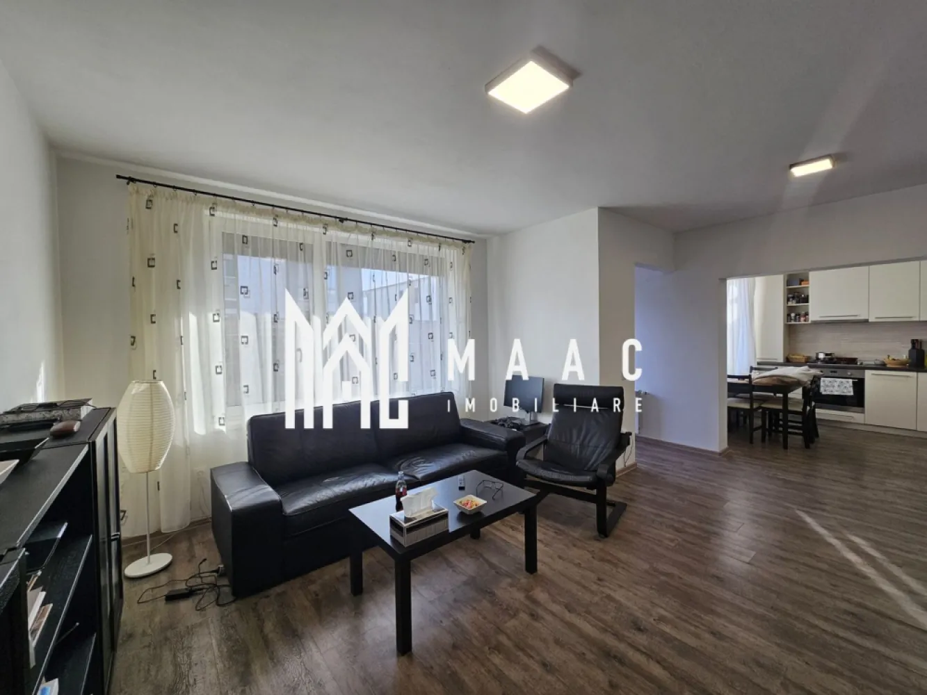 Casa tip cvadruplex | 3 camere | Acces auto | Turnisor - MAAC Imobiliare vă propune spre vânzare o casă modernă, situată în cartierul Turnișor, Sibiu – o zonă liniștită, cu acces facil către punctele de interes ale orașului.

Proprietatea dispune de o suprafață utilă de 80 mp, la care se adaugă un balcon de 4,1 mp și o curte liberă de 50 mp, ideală pentru momentele de relaxare alături de familie.

Caracteristici principale:

Clasa energetică B – consum optim și costuri reduse de întreținere

Jaluzele exterioare cu telecomandă pentru confort sporit și intimitate

Compartimentare practică, gândită pentru un stil de viață modern

Compartimentare:

Parter: hol de intrare, living luminos, bucătărie separată, cămară, baie

Etaj: hol, două dormitoare, baie, spațiu de depozitare și balcon

Proprietatea se vinde complet mobilată și utilată, mai puțin televizoarele. Sunt incluse electrocasnice de calitate: frigider încorporat, mașină de spălat vase, mașină de spălat rufe cu uscător.

Această casă reprezintă alegerea ideală pentru o familie care își dorește un cămin modern, eficient și primitor, într-o zonă rezidențială bine cotată a Sibiului.

Contactează echipa MAAC Imobiliare pentru mai multe detalii și pentru a programa o vizionare!
CP: CP2592233.