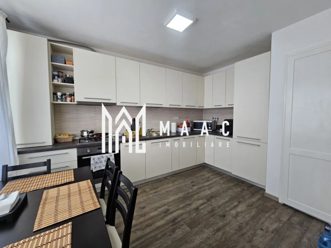 Casa tip cvadruplex | 3 camere | Acces auto | Turnisor - MAAC Imobiliare vă propune spre vânzare o casă modernă, situată în cartierul Turnișor, Sibiu – o zonă liniștită, cu acces facil către punctele de interes ale orașului.

Proprietatea dispune de o suprafață utilă de 80 mp, la care se adaugă un balcon de 4,1 mp și o curte liberă de 50 mp, ideală pentru momentele de relaxare alături de familie.

Caracteristici principale:

Clasa energetică B – consum optim și costuri reduse de întreținere

Jaluzele exterioare cu telecomandă pentru confort sporit și intimitate

Compartimentare practică, gândită pentru un stil de viață modern

Compartimentare:

Parter: hol de intrare, living luminos, bucătărie separată, cămară, baie

Etaj: hol, două dormitoare, baie, spațiu de depozitare și balcon

Proprietatea se vinde complet mobilată și utilată, mai puțin televizoarele. Sunt incluse electrocasnice de calitate: frigider încorporat, mașină de spălat vase, mașină de spălat rufe cu uscător.

Această casă reprezintă alegerea ideală pentru o familie care își dorește un cămin modern, eficient și primitor, într-o zonă rezidențială bine cotată a Sibiului.

Contactează echipa MAAC Imobiliare pentru mai multe detalii și pentru a programa o vizionare!
CP: CP2592233.