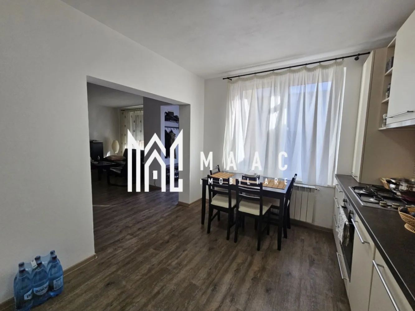 Casa tip cvadruplex | 3 camere | Acces auto | Turnisor - MAAC Imobiliare vă propune spre vânzare o casă modernă, situată în cartierul Turnișor, Sibiu – o zonă liniștită, cu acces facil către punctele de interes ale orașului.

Proprietatea dispune de o suprafață utilă de 80 mp, la care se adaugă un balcon de 4,1 mp și o curte liberă de 50 mp, ideală pentru momentele de relaxare alături de familie.

Caracteristici principale:

Clasa energetică B – consum optim și costuri reduse de întreținere

Jaluzele exterioare cu telecomandă pentru confort sporit și intimitate

Compartimentare practică, gândită pentru un stil de viață modern

Compartimentare:

Parter: hol de intrare, living luminos, bucătărie separată, cămară, baie

Etaj: hol, două dormitoare, baie, spațiu de depozitare și balcon

Proprietatea se vinde complet mobilată și utilată, mai puțin televizoarele. Sunt incluse electrocasnice de calitate: frigider încorporat, mașină de spălat vase, mașină de spălat rufe cu uscător.

Această casă reprezintă alegerea ideală pentru o familie care își dorește un cămin modern, eficient și primitor, într-o zonă rezidențială bine cotată a Sibiului.

Contactează echipa MAAC Imobiliare pentru mai multe detalii și pentru a programa o vizionare!
CP: CP2592233.