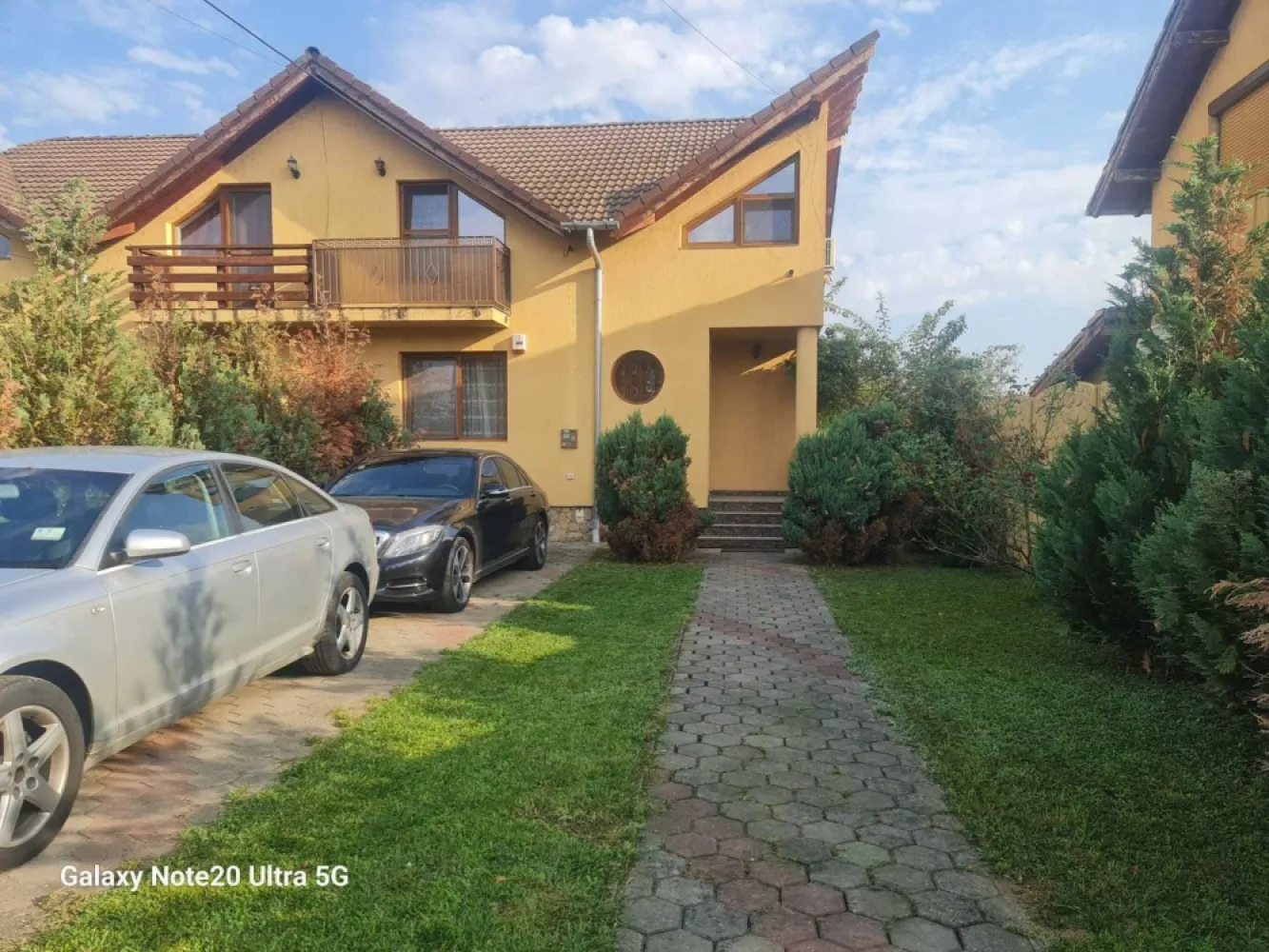 BRASADAS vinde casă 4 cam 3.15 ari zona L Blaga. - Agentia Imobiliara BRASADAS vinde casă de locuit nemobilata imediat ocupabilă cu suprafata utilâ apr. 150 metri patrați.

Compartimentare :
 - PARTER - Hol intrare, Camera de zi, Loc servit masa, Bucătărie (incalzire pardosea) cu loc de gatit separat, Spălătorie, WC de serviciu, Spațiu tehnic.
 - ETAJ - 3 Dormitoare, Baie de Familie.
ANEXA - Camara alimente cu două spații de depozitare.
LOC DE PARCARE amenajat pentru două mașini în curte.

ALTE FACILITATI - Sistem de supraveghere video, sistem alarmă, Aer conditionat, încălzire electrică suplimentară in Baia de Familie, Poarta de intrare în curte cu închidere-deschidere automată cu telecomandă.
Teren 315mp.
www.brasadas.com.