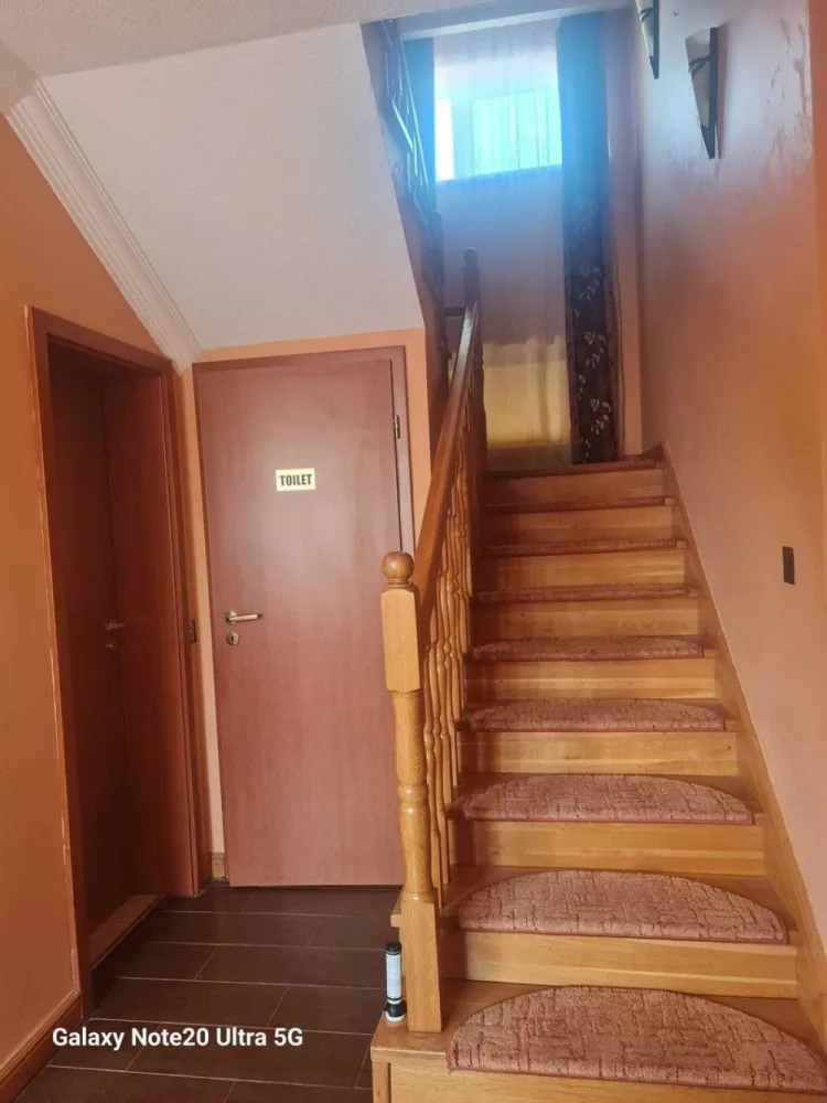 BRASADAS vinde casă 4 cam 3.15 ari zona L Blaga. - Agentia Imobiliara BRASADAS vinde casă de locuit nemobilata imediat ocupabilă cu suprafata utilâ apr. 150 metri patrați.

Compartimentare :
 - PARTER - Hol intrare, Camera de zi, Loc servit masa, Bucătărie (incalzire pardosea) cu loc de gatit separat, Spălătorie, WC de serviciu, Spațiu tehnic.
 - ETAJ - 3 Dormitoare, Baie de Familie.
ANEXA - Camara alimente cu două spații de depozitare.
LOC DE PARCARE amenajat pentru două mașini în curte.

ALTE FACILITATI - Sistem de supraveghere video, sistem alarmă, Aer conditionat, încălzire electrică suplimentară in Baia de Familie, Poarta de intrare în curte cu închidere-deschidere automată cu telecomandă.
Teren 315mp.
www.brasadas.com.