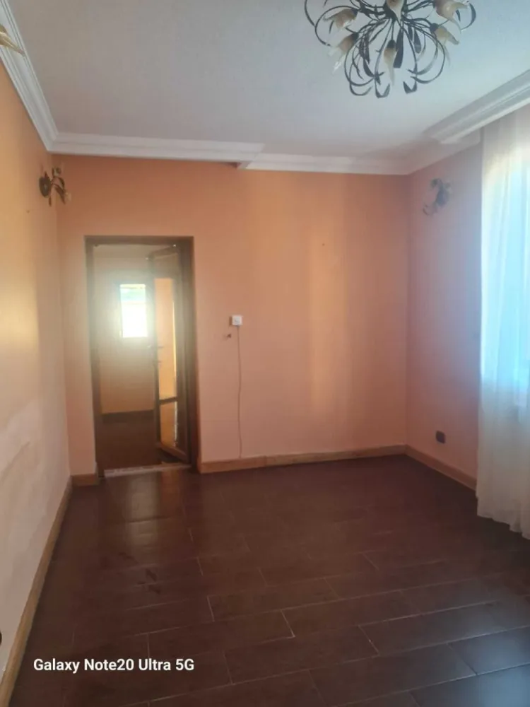 BRASADAS vinde casă 4 cam 3.15 ari zona L Blaga. - Agentia Imobiliara BRASADAS vinde casă de locuit nemobilata imediat ocupabilă cu suprafata utilâ apr. 150 metri patrați.

Compartimentare :
 - PARTER - Hol intrare, Camera de zi, Loc servit masa, Bucătărie (incalzire pardosea) cu loc de gatit separat, Spălătorie, WC de serviciu, Spațiu tehnic.
 - ETAJ - 3 Dormitoare, Baie de Familie.
ANEXA - Camara alimente cu două spații de depozitare.
LOC DE PARCARE amenajat pentru două mașini în curte.

ALTE FACILITATI - Sistem de supraveghere video, sistem alarmă, Aer conditionat, încălzire electrică suplimentară in Baia de Familie, Poarta de intrare în curte cu închidere-deschidere automată cu telecomandă.
Teren 315mp.
www.brasadas.com.
