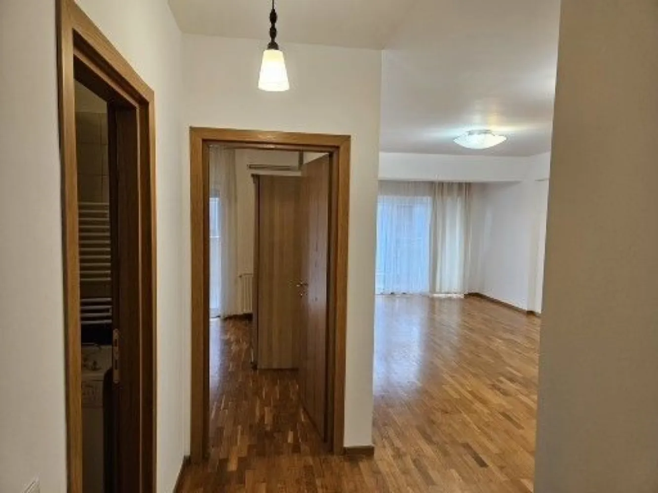 BRASADAS vinde ap 2 cam Herastrau - Agentia Imobiliara BRASADAS vinde apartament cu doua camere in zona Soseaua Nordului, etaj 4/6. 
Suprafata utila 64mp +16mp balcon. 
Gresie, faianta, parchet, temopan, masina de spalat rufe, aer conditionat, bucataria mobilata, frigider.
www.brasadas.com.