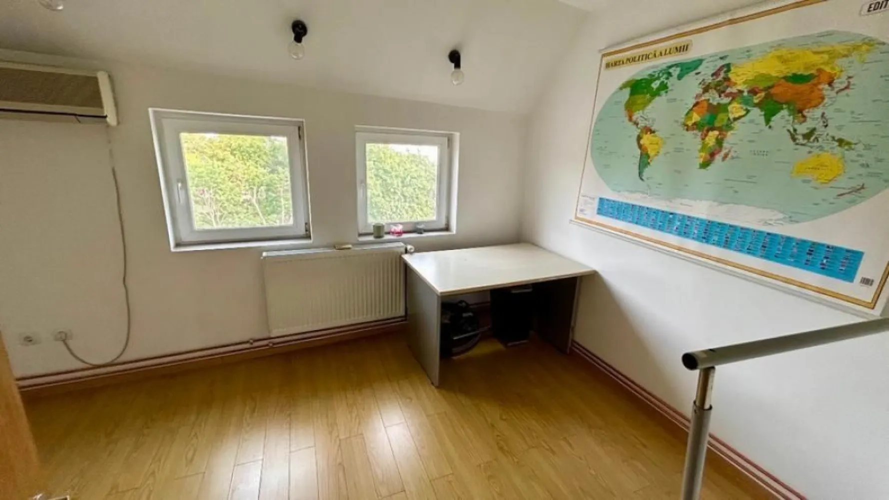 BRASADAS vinde ap 2 cam Dorobanti pe Radu Beller. - Agentia Imobiliara BRASADAS vinde apartament 2 camere, 42 mp in Dorobanti, Str. Radu Beller, etaj 4 din 4, mansarda inalta, stradal, vedere dubla, semidecomandat.
Dotat si utilat complet, mobilier modern, renovat integral in 2021, schimbat gresie, faianta, parchet, usi interior, montat centrala termica pe gaz, refacut instalatiile termice (cupru) si apa (toate tevile noi), corpuri de iluminat. 
Are AC (Panasonic, revizie facuta), frigider (2024), cuptor (2023), plita vitroceramica (2021), masina de spalat (2025). Acoperisul a fost renovat in 2023.

Este un apartament boem cu vedere pe fata spre Parcul Floreasca, pe spate Televiziunea Romana, foarte aproape de parcul Floreasca (in fata vilei), Lacul Floreasca, Sala Floreasca, Piata Dorobanti, cartierul Primaverii. 

Cladirea din 1949 nu este pe lista cu risc seismic, conform actelor a fost locuinta unifamiliala a unui cuplu.

www.brasadas.com.