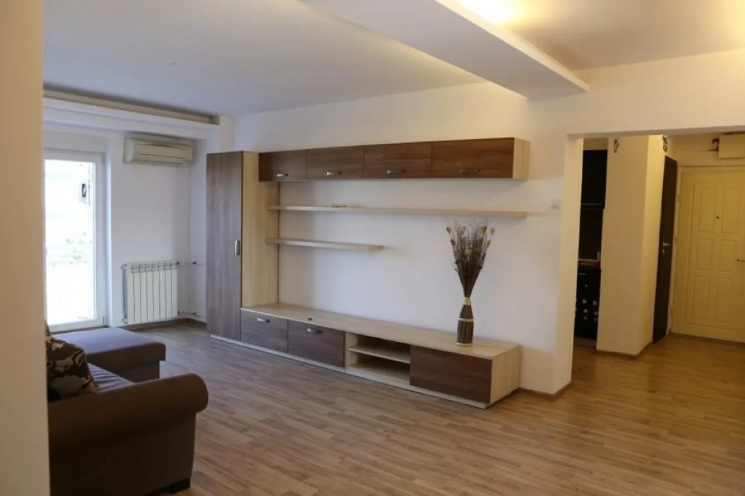 BRASADAS vinde ap 4 cam zona Unirii. - Agentia Imobiliara BRASADAS vinde apartament cu 4 camere, spatios (aprox 95mp utili), foarte luminos.
Este mobilat si utilat cu: aparate de aer conditionat si rulouri exterioare in toate camerele, masina de spalat rufe, masina de spalat vase, cuptor electric, plita si hota, combina frigorifica, TV.
Blocul este din 1992, bine intretinut, curat si cu vecini linistiti.
Apartamentul este situat pe Bulevardul Libertatii, la etajul 7, avand o frumoasa vedere atat catre Casa Poporului cat si catre zona 11 Iunie/Mitropolie.
Se ajunge usor la statiile de metrou Unirii si Izvor, cat si la parcurile Carol si Izvor.
In proximitatea blocului sunt statii RATB 117, 32, 23 si multe magazine, restaurante.
Se vinde mobilat si utilat ca in poze.
www.brasadas.com.