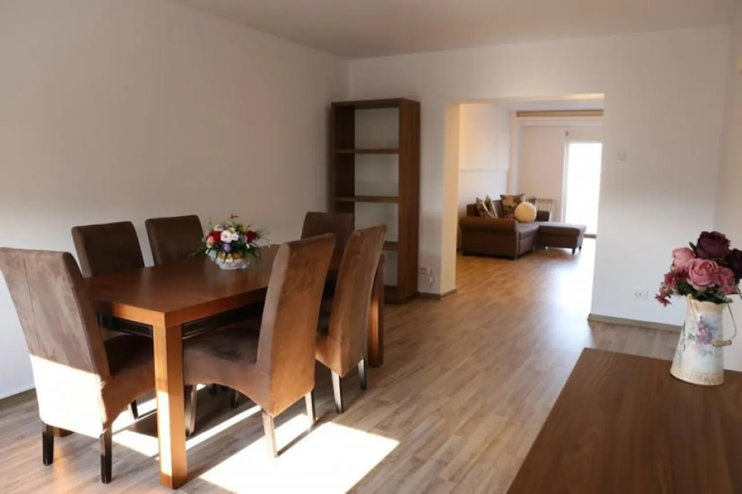 BRASADAS vinde ap 4 cam zona Unirii. - Agentia Imobiliara BRASADAS vinde apartament cu 4 camere, spatios (aprox 95mp utili), foarte luminos.
Este mobilat si utilat cu: aparate de aer conditionat si rulouri exterioare in toate camerele, masina de spalat rufe, masina de spalat vase, cuptor electric, plita si hota, combina frigorifica, TV.
Blocul este din 1992, bine intretinut, curat si cu vecini linistiti.
Apartamentul este situat pe Bulevardul Libertatii, la etajul 7, avand o frumoasa vedere atat catre Casa Poporului cat si catre zona 11 Iunie/Mitropolie.
Se ajunge usor la statiile de metrou Unirii si Izvor, cat si la parcurile Carol si Izvor.
In proximitatea blocului sunt statii RATB 117, 32, 23 si multe magazine, restaurante.
Se vinde mobilat si utilat ca in poze.
www.brasadas.com.