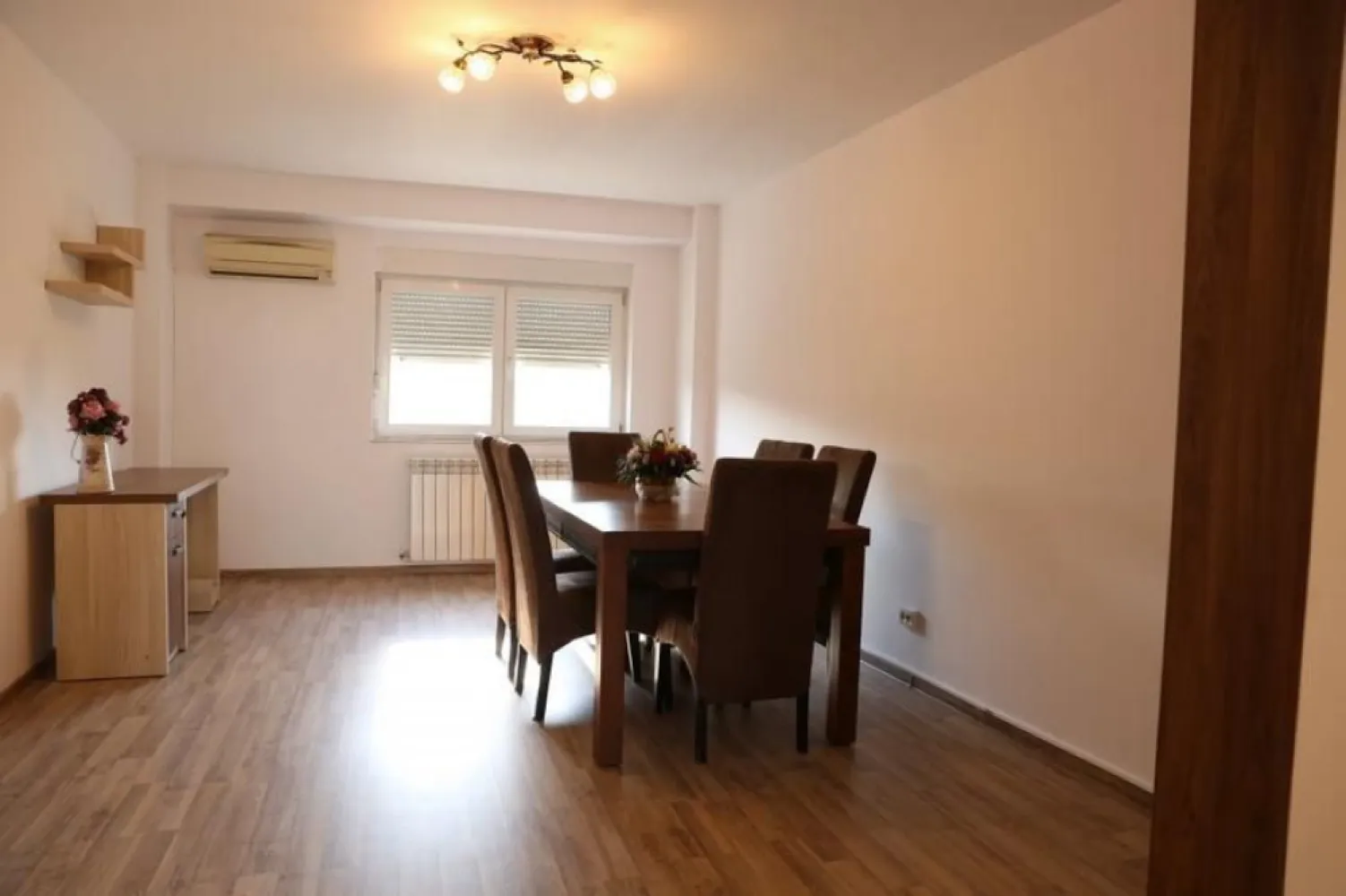 BRASADAS vinde ap 4 cam zona Unirii. - Agentia Imobiliara BRASADAS vinde apartament cu 4 camere, spatios (aprox 95mp utili), foarte luminos.
Este mobilat si utilat cu: aparate de aer conditionat si rulouri exterioare in toate camerele, masina de spalat rufe, masina de spalat vase, cuptor electric, plita si hota, combina frigorifica, TV.
Blocul este din 1992, bine intretinut, curat si cu vecini linistiti.
Apartamentul este situat pe Bulevardul Libertatii, la etajul 7, avand o frumoasa vedere atat catre Casa Poporului cat si catre zona 11 Iunie/Mitropolie.
Se ajunge usor la statiile de metrou Unirii si Izvor, cat si la parcurile Carol si Izvor.
In proximitatea blocului sunt statii RATB 117, 32, 23 si multe magazine, restaurante.
Se vinde mobilat si utilat ca in poze.
www.brasadas.com.