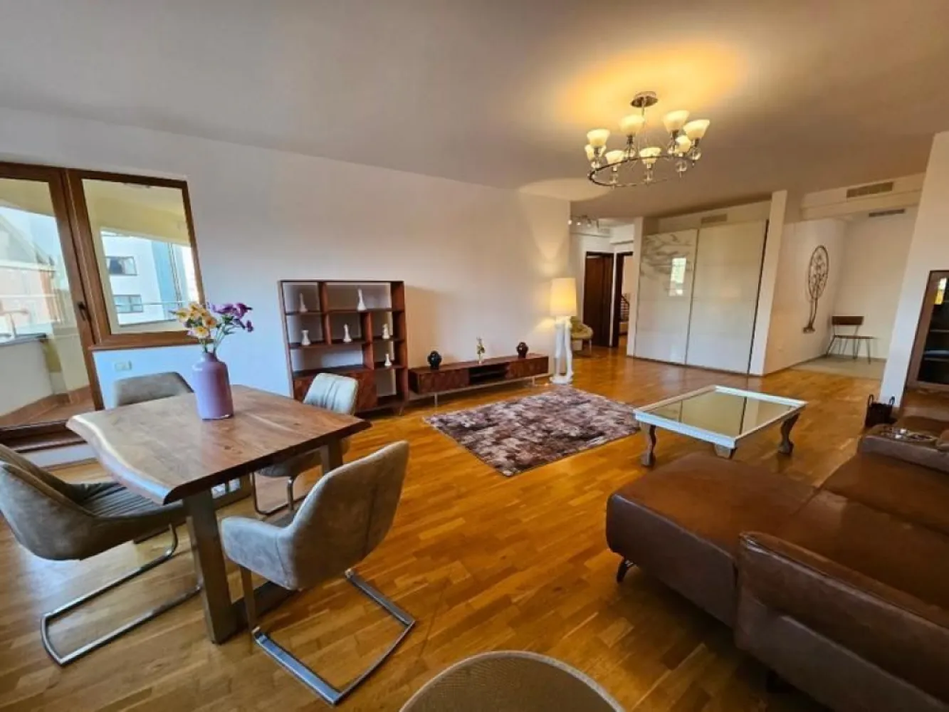 PROPRIETAR-Apartament Herastrau Nordului, 2 parcari,boxa,vedere libera - PROPRIETAR
Apartament 3 camere Herastrau - Cartierul Francez

129 mpc 115 mpu
1 terasa acoperita, 1 balcon
2 bai
Bucatarie separata
MOBILAT COMPLET
Se poate compartimenta in 4 camere

2 locuri de parcare subterane mari si 1 boxa incluse in pret

Bloc cu paza si receptie, acces securizat cu recunoastere faciala.
Fatada si garajul subteran refacute in 2024.

485.000 euro negociabil