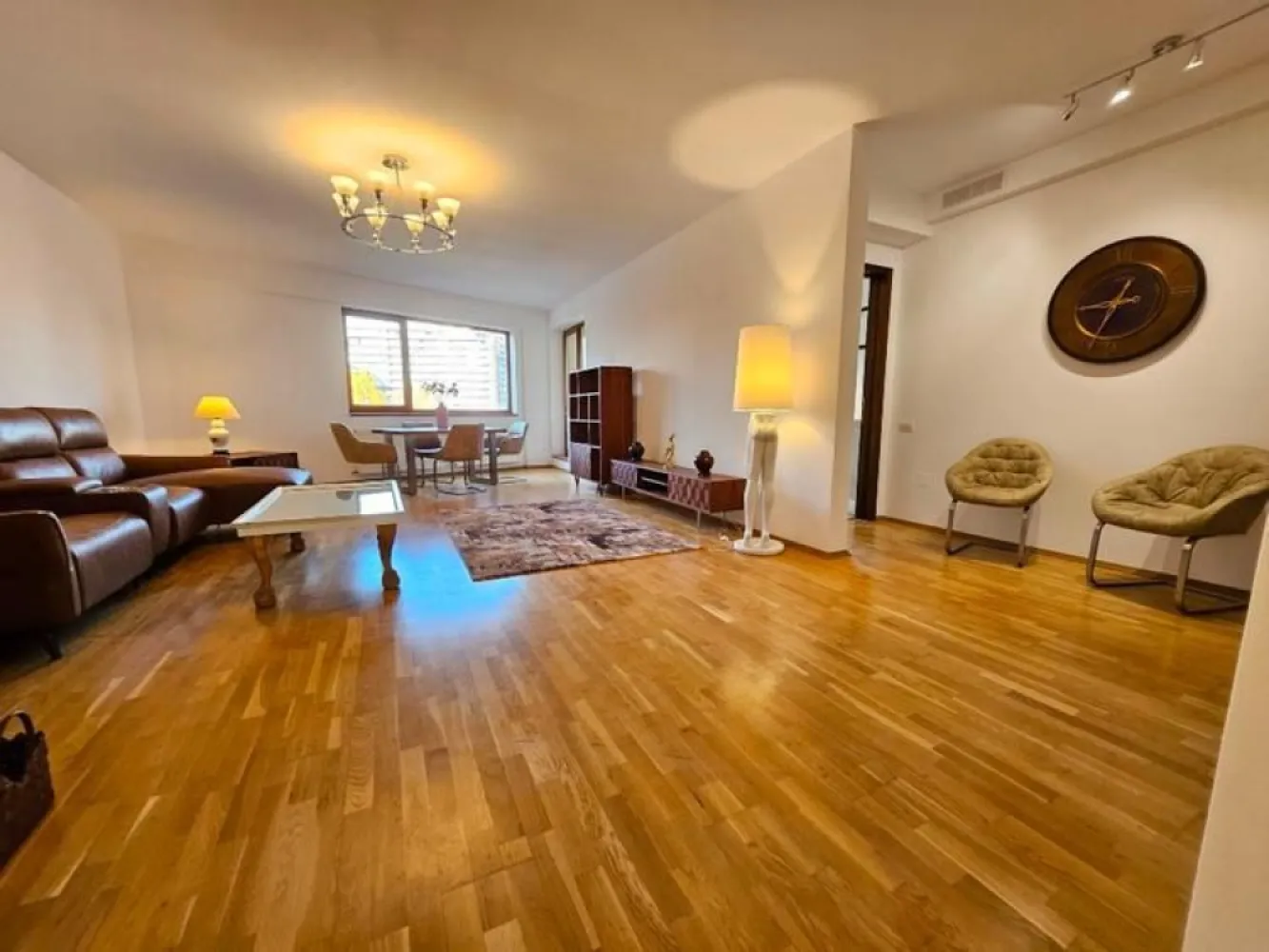 PROPRIETAR-Apartament Herastrau Nordului, 2 parcari,boxa,vedere libera - PROPRIETAR
Apartament 3 camere Herastrau - Cartierul Francez

129 mpc 115 mpu
1 terasa acoperita, 1 balcon
2 bai
Bucatarie separata
MOBILAT COMPLET
Se poate compartimenta in 4 camere

2 locuri de parcare subterane mari si 1 boxa incluse in pret

Bloc cu paza si receptie, acces securizat cu recunoastere faciala.
Fatada si garajul subteran refacute in 2024.

485.000 euro negociabil