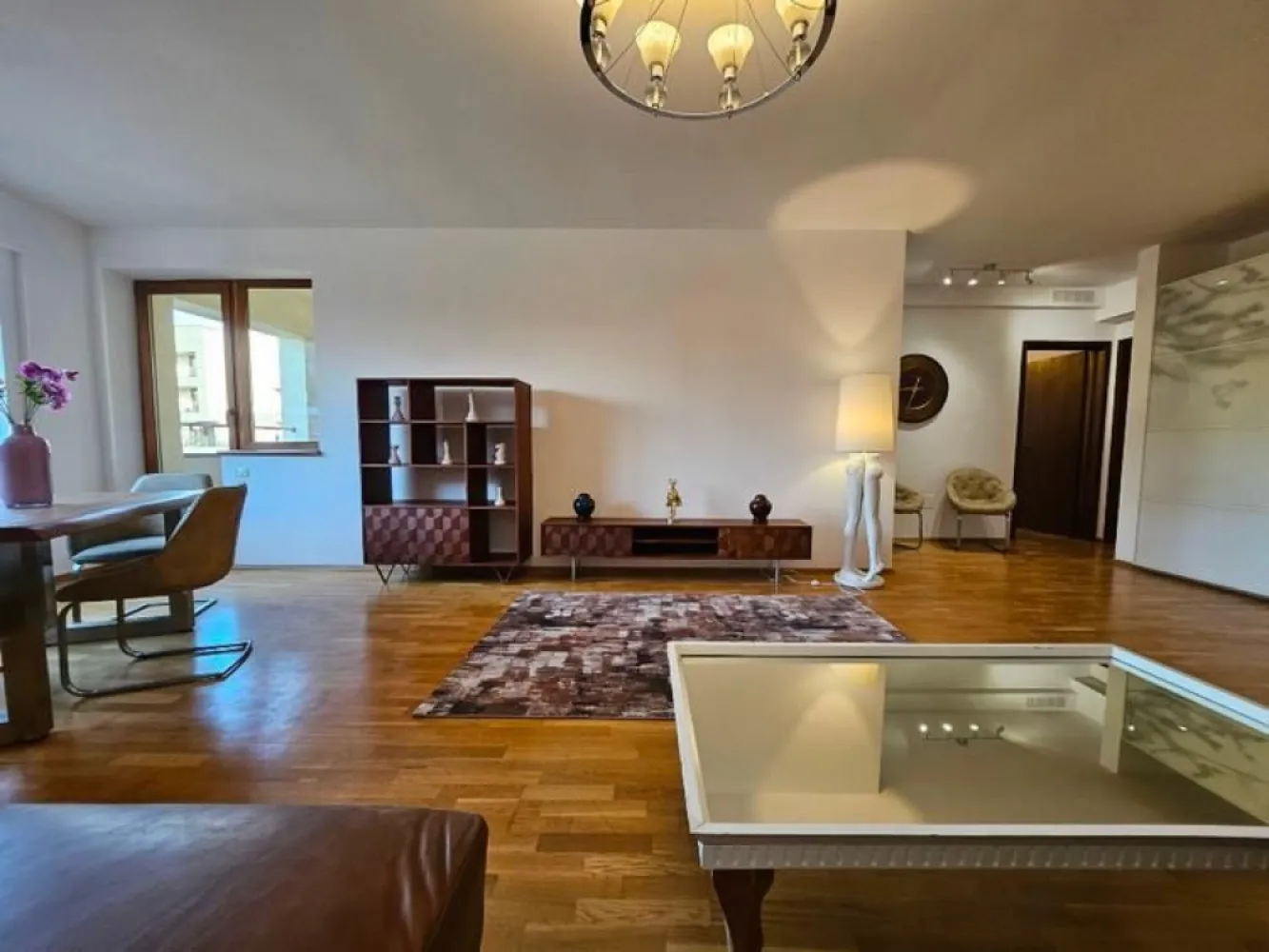 PROPRIETAR-Apartament Herastrau Nordului, 2 parcari,boxa,vedere libera - PROPRIETAR
Apartament 3 camere Herastrau - Cartierul Francez

129 mpc 115 mpu
1 terasa acoperita, 1 balcon
2 bai
Bucatarie separata
MOBILAT COMPLET
Se poate compartimenta in 4 camere

2 locuri de parcare subterane mari si 1 boxa incluse in pret

Bloc cu paza si receptie, acces securizat cu recunoastere faciala.
Fatada si garajul subteran refacute in 2024.

485.000 euro negociabil