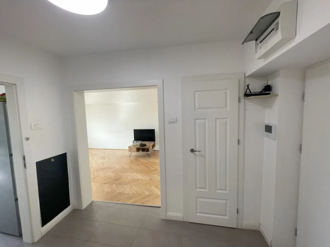 BRASADAS vinde ap 3 cam Unirii - Radu Voda - Agentia Imobiliara BRASADAS vinde apartament cu 3 camere renovat in 2020, utilat. 
Apartamentul se afla intr-o zona linistita, pe strada Radu Voda.
- 2 bai
- 2 balcoane deschise
- 2 spatii depozitare, debara + camara.
www.brasadas.com.