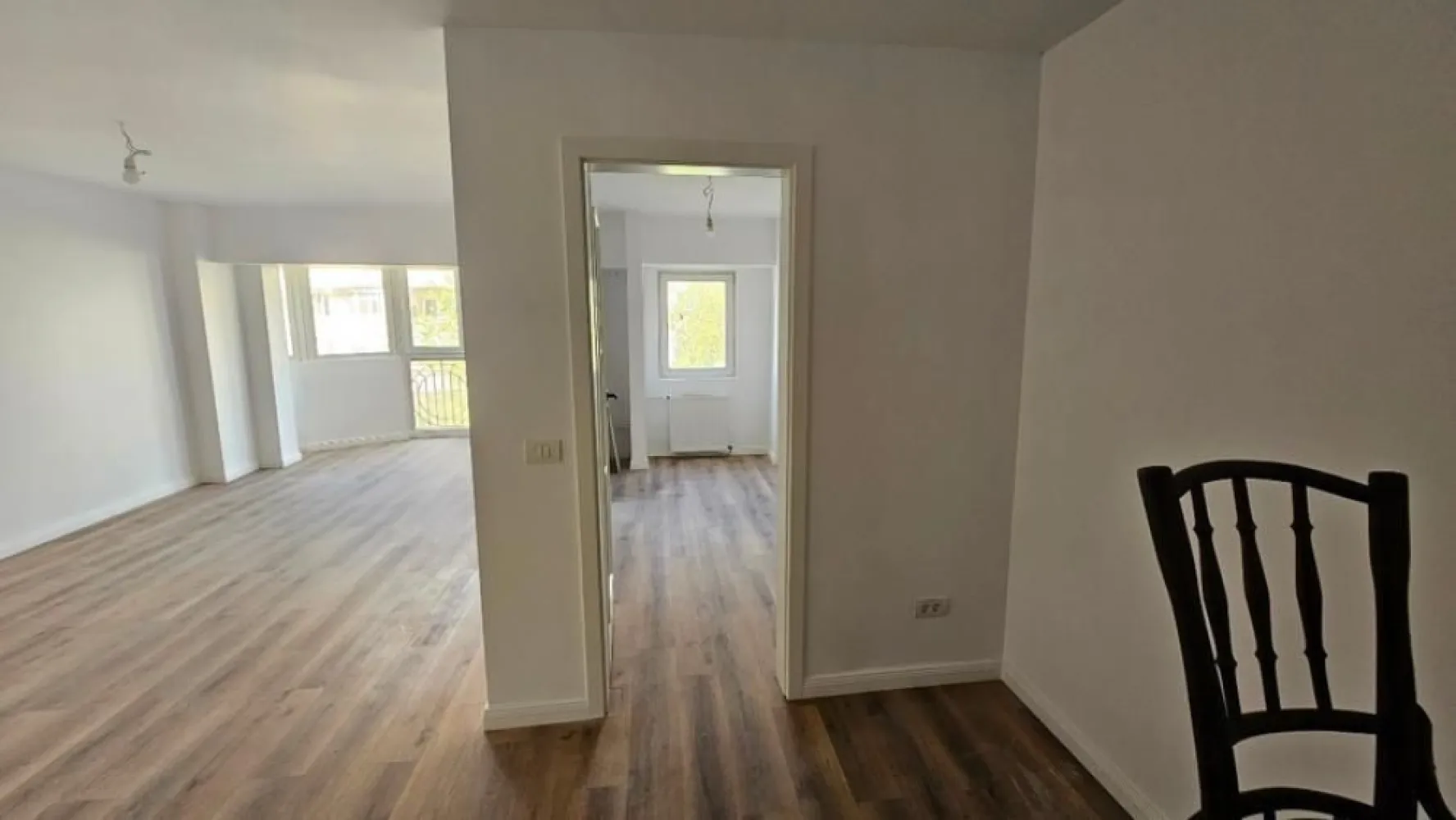 Inchiriez garsoniera nemobilata, Unirii, Goga, langa Camera de Comert, Inalta Cu - Inchiriez garsoniera renovata lux, prima inchiriere, nemobilata pentru persoanele care vor sa-si faca birou ori au mobila proprie.
Locatie centrala, langa Camera de Comert, la 5 minute de mers pe jos de Tribunalul Bucuresti, 10 minute de statiile de metrou Timpuri Noi sau Unirii, distanta egala, 20 minute de Bucuresti Mall. Fiind in planul doi este o zona foarte linistita si cu multa verdeata. La cerere poate fi mobilata si utilata. Dotari-aer conditionat nou, baie utilata, mobila de bucatarie in curs de montare.