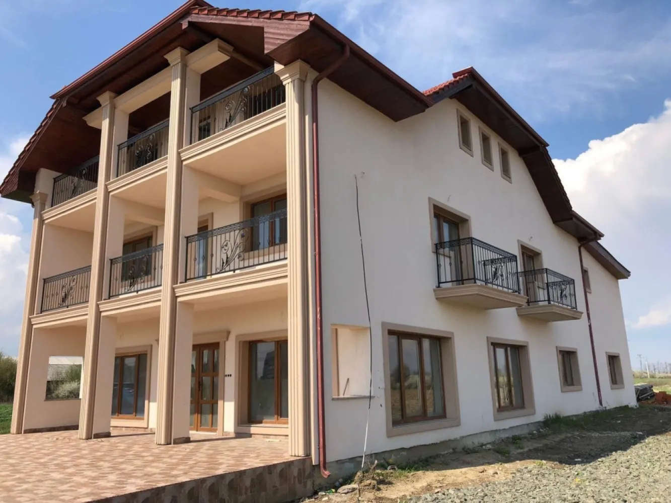 BRASADAS vinde pensiune/hotel. - Agentia Imobiliara BRASADAS vinde pensiune / hotel neterminat

Cladirea are 12 camere cu bai, 700 mp. si 6.800 mp. teren intravilan.
detin materialele petru finalizarea cladiri bai (gresi dusuri wc parchet holuri adezivi )doar trebe terminata manopera 
Se accepta unele schimburi cu casa/ apartament plus minus diferenta.

www.brasadas.com