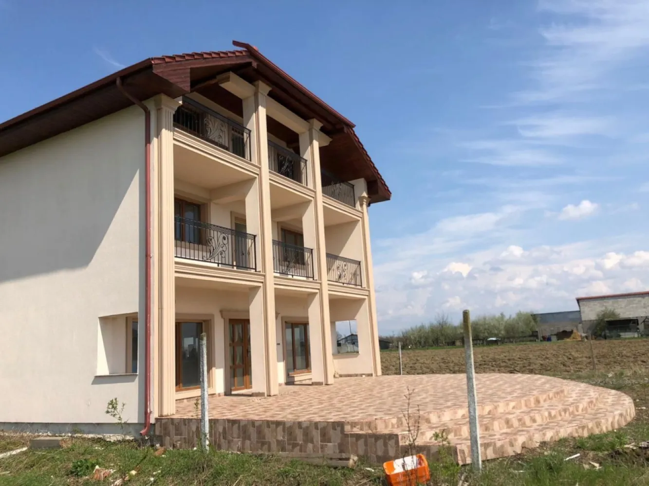 BRASADAS vinde pensiune/hotel. - Agentia Imobiliara BRASADAS vinde pensiune / hotel neterminat

Cladirea are 12 camere cu bai, 700 mp. si 6.800 mp. teren intravilan.
detin materialele petru finalizarea cladiri bai (gresi dusuri wc parchet holuri adezivi )doar trebe terminata manopera 
Se accepta unele schimburi cu casa/ apartament plus minus diferenta.

www.brasadas.com