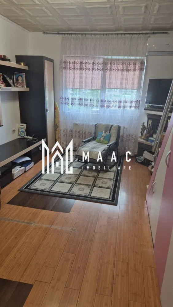 Apartament 3 camere | 61MPU | Pivnita | Zona Lazaret - MAAC Imobiliare vă prezintă un apartament cu 3 camere situat la mansardă, perfect pentru cei care caută confort, liniște și acces rapid către toate punctele de interes din Sibiu.

 Caracteristici principale:

 Suprafață utilă: 61 mp.
 3 camere (2 dormitoare).
 Bucătărie separată.
 Baie + baie de serviciu.
 Etaj: 5 (mansardă).
 Se vinde complet mobilat.
 Imobil construit în 2010.
 Include pivniță.

 Dotări și facilități:

Centrală proprie și calorifere.
Uși și ferestre termopan.
Acces rapid la mijloace de transport și străzi asfaltate.

Pentru mai multe detalii specificatii telefonic ca ati vazut anuntul cu ID: CP2590886