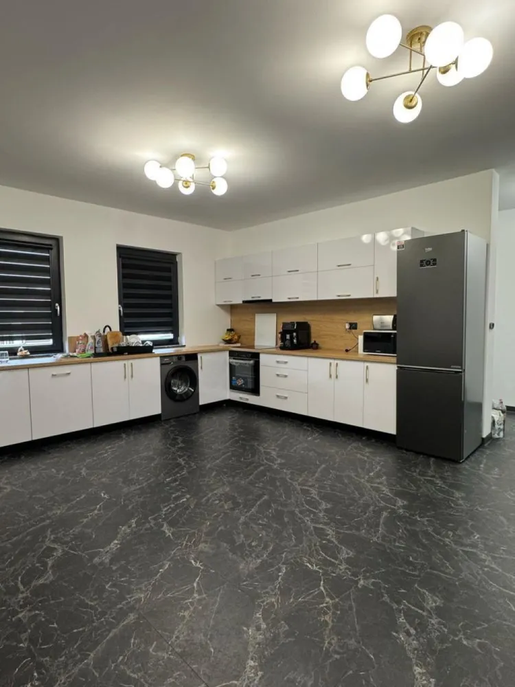 Vand casa str. Giulia ( odoreului ) - Casa Parter suprafete: Suprafata teren = 650mp2

Suprafata construita = 137 mp2
Suprafața utila = 117 mp2

3 dormitoare, 2 bai, living + bucatarie si terasa.

Exterior finisat 

termosistem cu grosime de 10 cm EPS80 doua maini de adeziv cu plasa de armare tencuiala decorativa in 2 culori (alb/gri) ( decorativa STO) tamplarie PVC REHAU gri antracit 4 anotimpuri

Interior mobilat și utilat 

instalatie sanitara pe pozitie

instalatie electrica pe pozitie incalzire prin pardoseala

doua maini de glet
zugrăvită in alb - vopsea SAVANA

Tavan, placa de beton izolat cu bobițe granulare de polistiren de 10 cm

Curte beton amprentat, gard făcut 

Toate electrocasnicele sunt în garanție