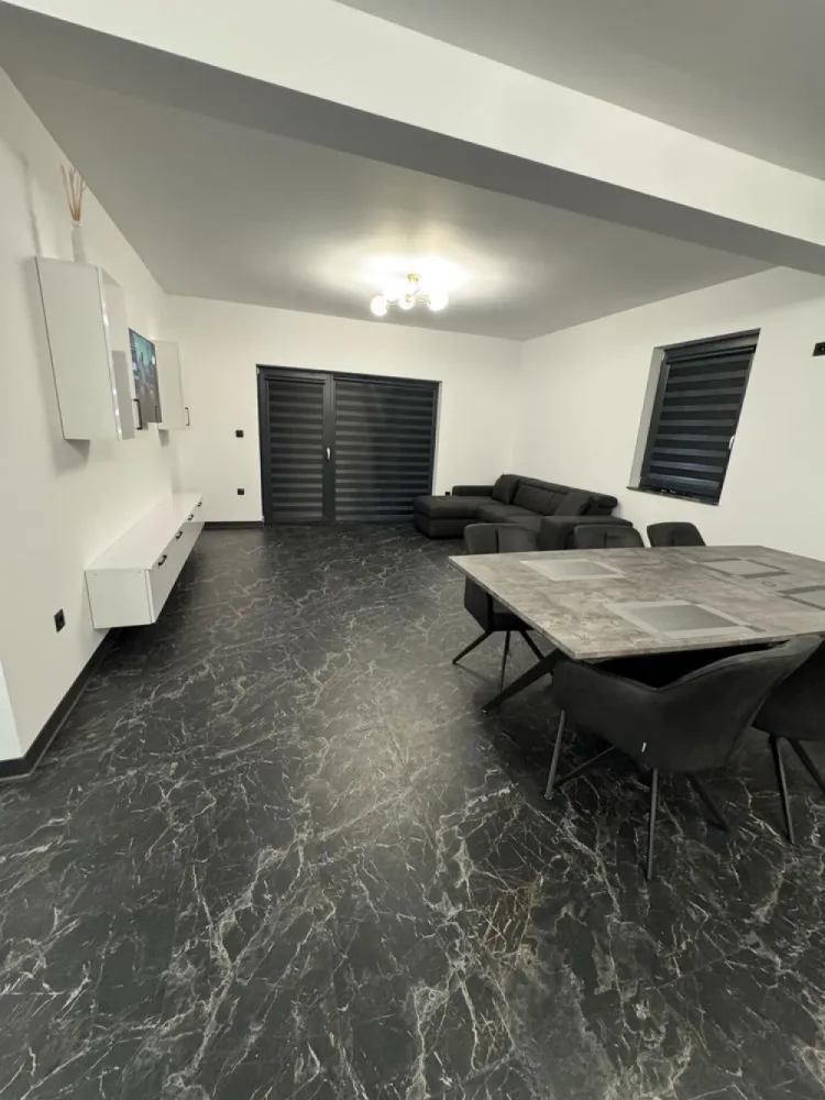 Vand casa str. Giulia ( odoreului ) - Casa Parter suprafete: Suprafata teren = 650mp2

Suprafata construita = 137 mp2
Suprafața utila = 117 mp2

3 dormitoare, 2 bai, living + bucatarie si terasa.

Exterior finisat 

termosistem cu grosime de 10 cm EPS80 doua maini de adeziv cu plasa de armare tencuiala decorativa in 2 culori (alb/gri) ( decorativa STO) tamplarie PVC REHAU gri antracit 4 anotimpuri

Interior mobilat și utilat 

instalatie sanitara pe pozitie

instalatie electrica pe pozitie incalzire prin pardoseala

doua maini de glet
zugrăvită in alb - vopsea SAVANA

Tavan, placa de beton izolat cu bobițe granulare de polistiren de 10 cm

Curte beton amprentat, gard făcut 

Toate electrocasnicele sunt în garanție