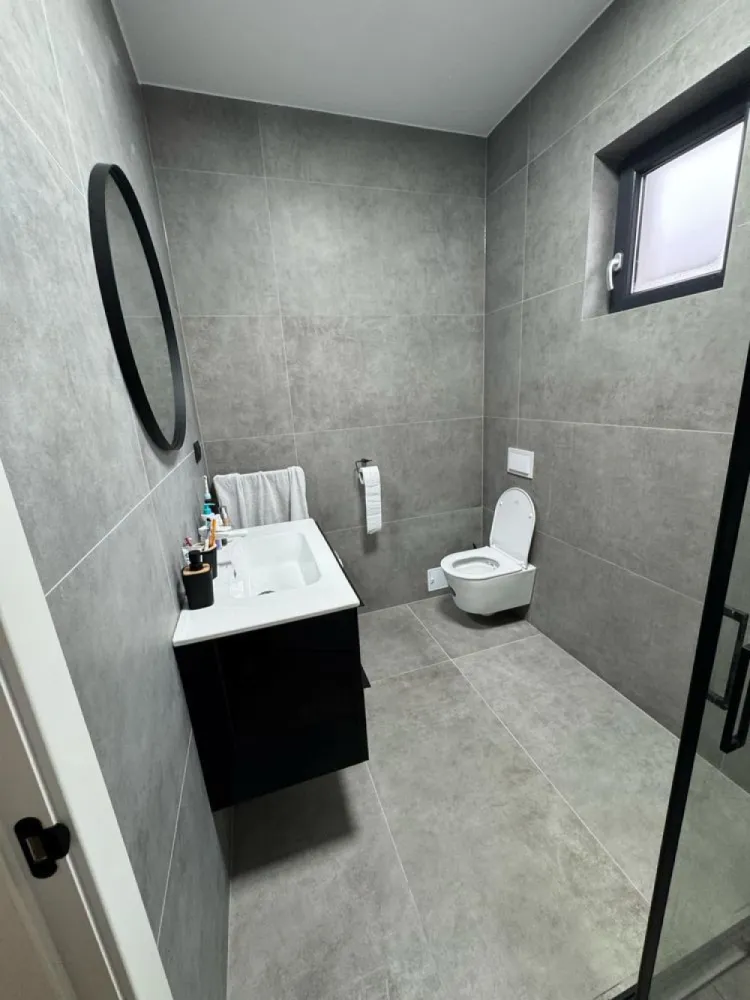 Vand casa str. Giulia ( odoreului ) - Casa Parter suprafete: Suprafata teren = 650mp2

Suprafata construita = 137 mp2
Suprafața utila = 117 mp2

3 dormitoare, 2 bai, living + bucatarie si terasa.

Exterior finisat 

termosistem cu grosime de 10 cm EPS80 doua maini de adeziv cu plasa de armare tencuiala decorativa in 2 culori (alb/gri) ( decorativa STO) tamplarie PVC REHAU gri antracit 4 anotimpuri

Interior mobilat și utilat 

instalatie sanitara pe pozitie

instalatie electrica pe pozitie incalzire prin pardoseala

doua maini de glet
zugrăvită in alb - vopsea SAVANA

Tavan, placa de beton izolat cu bobițe granulare de polistiren de 10 cm

Curte beton amprentat, gard făcut 

Toate electrocasnicele sunt în garanție