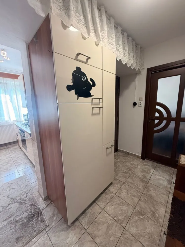 BRASADAS vinde ap 2 cam etaj 4/4 in Micro 15. - Agentia imobiliara BRASADAS vinde apartament in Micro 15 la etaj 4/4.
In apropierea spitalului, scolii, creșei si pieței.
*geamuri termopan 
*acoperiș 
*microcentrala 
•mobilat 
•utilități (cuptor electric,frigider incorporat,aragaz)
•izolat exterior
Www.brasadas.com.