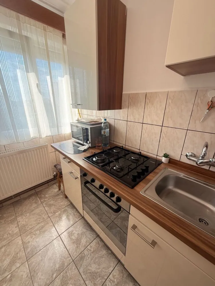 BRASADAS vinde ap 2 cam etaj 4/4 in Micro 15. - Agentia imobiliara BRASADAS vinde apartament in Micro 15 la etaj 4/4.
In apropierea spitalului, scolii, creșei si pieței.
*geamuri termopan 
*acoperiș 
*microcentrala 
•mobilat 
•utilități (cuptor electric,frigider incorporat,aragaz)
•izolat exterior
Www.brasadas.com.
