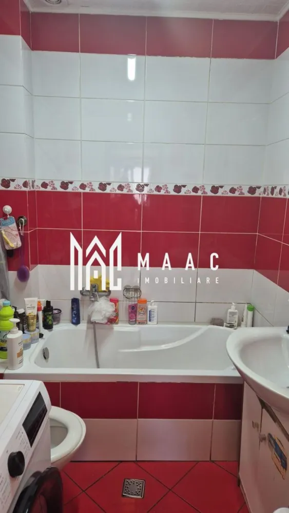 Apartament 3 camere | 61MPU | Pivnita | Zona Lazaret - MAAC Imobiliare vă prezintă un apartament cu 3 camere situat la mansardă, perfect pentru cei care caută confort, liniște și acces rapid către toate punctele de interes din Sibiu.

 Caracteristici principale:

 Suprafață utilă: 61 mp.
 3 camere (2 dormitoare).
 Bucătărie separată.
 Baie + baie de serviciu.
 Etaj: 5 (mansardă).
 Se vinde complet mobilat.
 Imobil construit în 2010.
 Include pivniță.

 Dotări și facilități:

Centrală proprie și calorifere.
Uși și ferestre termopan.
Acces rapid la mijloace de transport și străzi asfaltate.

Pentru mai multe detalii specificatii telefonic ca ati vazut anuntul cu ID: CP2590886