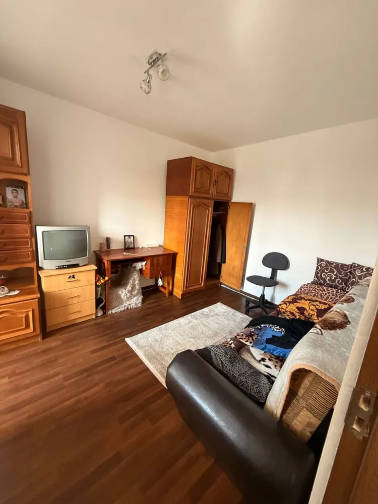 BRASADAS vinde ap 2 cam etaj 4/4 in Micro 15. - Agentia imobiliara BRASADAS vinde apartament in Micro 15 la etaj 4/4.
In apropierea spitalului, scolii, creșei si pieței.
*geamuri termopan 
*acoperiș 
*microcentrala 
•mobilat 
•utilități (cuptor electric,frigider incorporat,aragaz)
•izolat exterior
Www.brasadas.com.