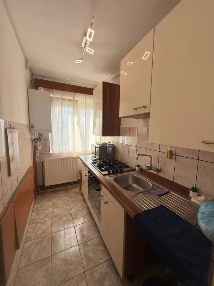 BRASADAS vinde ap 2 cam etaj 4/4 in Micro 15. - Agentia imobiliara BRASADAS vinde apartament in Micro 15 la etaj 4/4.
In apropierea spitalului, scolii, creșei si pieței.
*geamuri termopan 
*acoperiș 
*microcentrala 
•mobilat 
•utilități (cuptor electric,frigider incorporat,aragaz)
•izolat exterior
Www.brasadas.com.