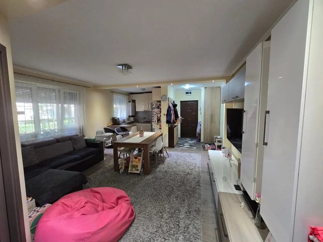 BRASADAS vinde ap 3 cam - Agenția imobiliara BRASADAS vinde un apartament cu 3 camere 65mp util ,situat in zona SOLIDARITĂȚII, aproape de magazine, statii de autobuz, grădinița , scoala , piata de vechituri, piata mica , parc, etc... Este situat la PARTER intr-un imobil cu 4 etaje, constructie din caramida si este compus din: hol intrare, living spatios impreuna cu bucatarie , 2 dormitoare,1 baie,1 loc de parcare rezervata, geamuri termopane cu jaluze,exterior izolat, beci, debara...Apartamentul a fost renovat in 2017 , intalatie electrica noua,centrala a fost schimbata in 2021, canalizare separata.
www.brasadas.com.