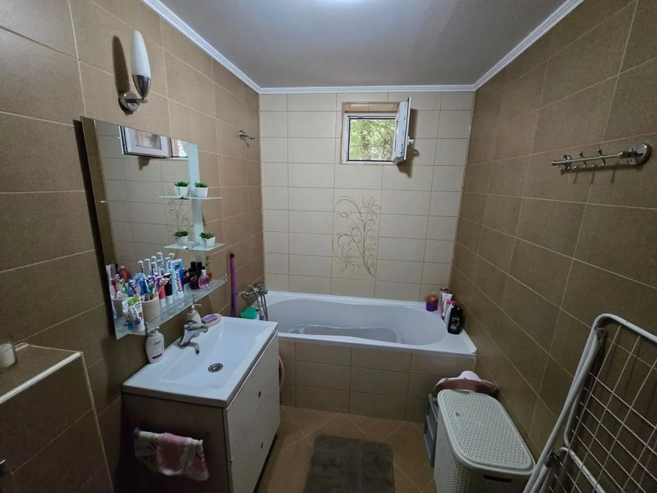 BRASADAS vinde ap 3 cam - Agenția imobiliara BRASADAS vinde un apartament cu 3 camere 65mp util ,situat in zona SOLIDARITĂȚII, aproape de magazine, statii de autobuz, grădinița , scoala , piata de vechituri, piata mica , parc, etc... Este situat la PARTER intr-un imobil cu 4 etaje, constructie din caramida si este compus din: hol intrare, living spatios impreuna cu bucatarie , 2 dormitoare,1 baie,1 loc de parcare rezervata, geamuri termopane cu jaluze,exterior izolat, beci, debara...Apartamentul a fost renovat in 2017 , intalatie electrica noua,centrala a fost schimbata in 2021, canalizare separata.
www.brasadas.com.