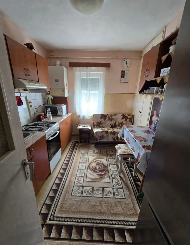 Apartament 2 camere Micro 16 etaj 1 ! - Se oferă spre vânzare un apartament cu 2 camere, situat în cartierul Micro 16, într-o zonă liniștită, ideală pentru locuit. Imobilul este amplasat la etajul 1 și are o suprafață totală generoasă de 77 mp.
Apartamentul este bine compartimentat și cuprinde:
2 camere
bucătărie spațioasă cu debara
hol de intrare cu spațiu de depozitare
hol secundar cu vestibul
baie cu cadă și geam (ventilație naturală)
balcon închis

Dotări și beneficii:
centrală termică proprie funcțională
geamuri termopan cu tâmplărie PVC
balcon închis cu termopan
izolație termică exterioară
ușă metalică de siguranță
interfon

Apartamentul se vinde complet mobilat, exact ca în poze. În preț sunt incluse mobilierul, canapelele și o mașină de spălat funcțională.

În imediata apropiere există magazine , parcuri , farmacii , statie de bus , 

Se poate rezerva loc de parcare în fața blocului !

Este o alegere potrivită atât pentru locuit, cât și pentru investiție.

Prețul este ușor negociabil !