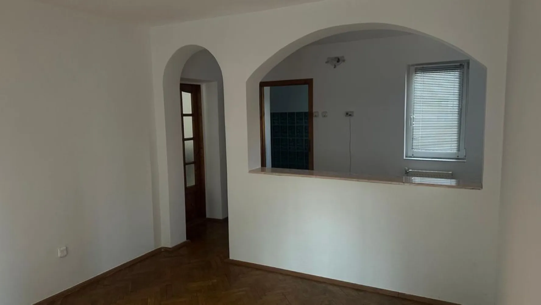 BRASADAS vinde ap 3 cam la PARTER. - Agenția imobiliara BRASADAS vinde apartament cu 3 camere situat la parter, decomandat.

Beneficiază de beci generos pentru depozitare, parcare proprie. Ideal pentru familie sau pentru cei care caută acces facil și spații bine organizate.

www.brasadas.com.