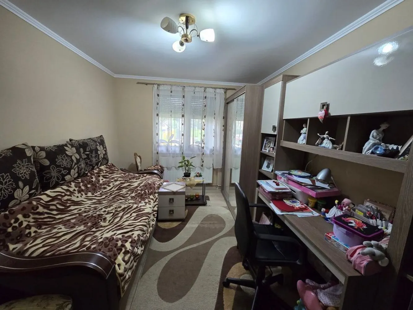 BRASADAS vinde ap 3 cam - Agenția imobiliara BRASADAS vinde un apartament cu 3 camere 65mp util ,situat in zona SOLIDARITĂȚII, aproape de magazine, statii de autobuz, grădinița , scoala , piata de vechituri, piata mica , parc, etc... Este situat la PARTER intr-un imobil cu 4 etaje, constructie din caramida si este compus din: hol intrare, living spatios impreuna cu bucatarie , 2 dormitoare,1 baie,1 loc de parcare rezervata, geamuri termopane cu jaluze,exterior izolat, beci, debara...Apartamentul a fost renovat in 2017 , intalatie electrica noua,centrala a fost schimbata in 2021, canalizare separata.
www.brasadas.com.