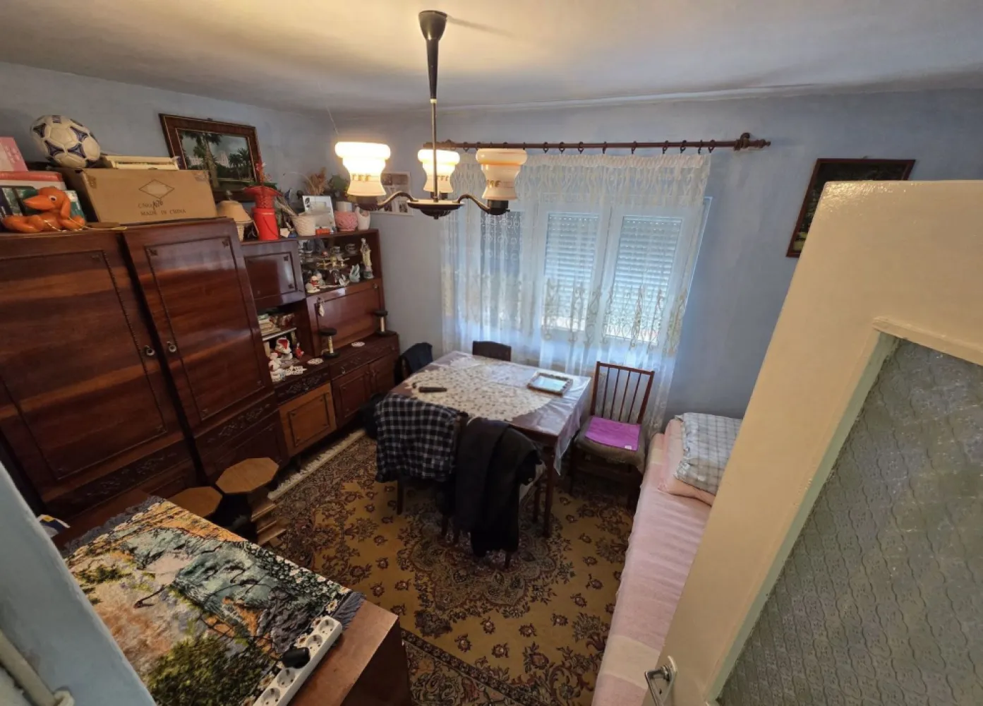 Apartament 2 camere Micro 16 etaj 1 ! - Se oferă spre vânzare un apartament cu 2 camere, situat în cartierul Micro 16, într-o zonă liniștită, ideală pentru locuit. Imobilul este amplasat la etajul 1 și are o suprafață totală generoasă de 77 mp.
Apartamentul este bine compartimentat și cuprinde:
2 camere
bucătărie spațioasă cu debara
hol de intrare cu spațiu de depozitare
hol secundar cu vestibul
baie cu cadă și geam (ventilație naturală)
balcon închis

Dotări și beneficii:
centrală termică proprie funcțională
geamuri termopan cu tâmplărie PVC
balcon închis cu termopan
izolație termică exterioară
ușă metalică de siguranță
interfon

Apartamentul se vinde complet mobilat, exact ca în poze. În preț sunt incluse mobilierul, canapelele și o mașină de spălat funcțională.

În imediata apropiere există magazine , parcuri , farmacii , statie de bus , 

Se poate rezerva loc de parcare în fața blocului !

Este o alegere potrivită atât pentru locuit, cât și pentru investiție.

Prețul este ușor negociabil !