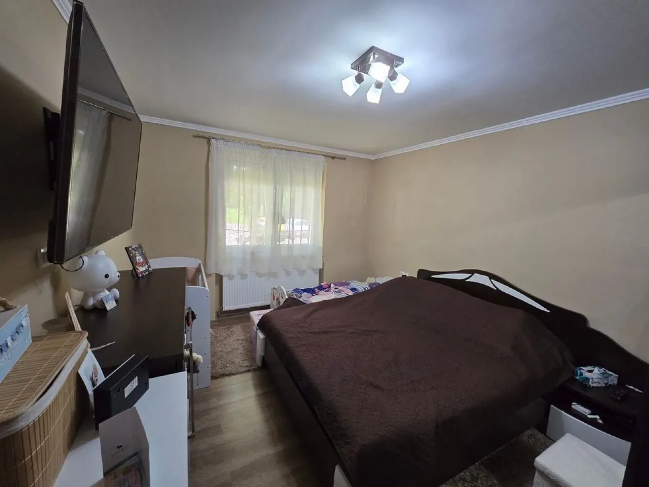 BRASADAS vinde ap 3 cam - Agenția imobiliara BRASADAS vinde un apartament cu 3 camere 65mp util ,situat in zona SOLIDARITĂȚII, aproape de magazine, statii de autobuz, grădinița , scoala , piata de vechituri, piata mica , parc, etc... Este situat la PARTER intr-un imobil cu 4 etaje, constructie din caramida si este compus din: hol intrare, living spatios impreuna cu bucatarie , 2 dormitoare,1 baie,1 loc de parcare rezervata, geamuri termopane cu jaluze,exterior izolat, beci, debara...Apartamentul a fost renovat in 2017 , intalatie electrica noua,centrala a fost schimbata in 2021, canalizare separata.
www.brasadas.com.