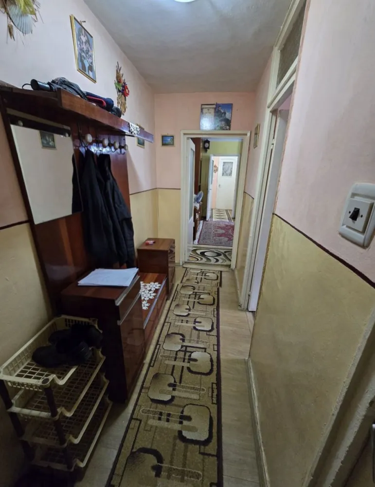 Apartament 2 camere Micro 16 etaj 1 ! - Se oferă spre vânzare un apartament cu 2 camere, situat în cartierul Micro 16, într-o zonă liniștită, ideală pentru locuit. Imobilul este amplasat la etajul 1 și are o suprafață totală generoasă de 77 mp.
Apartamentul este bine compartimentat și cuprinde:
2 camere
bucătărie spațioasă cu debara
hol de intrare cu spațiu de depozitare
hol secundar cu vestibul
baie cu cadă și geam (ventilație naturală)
balcon închis

Dotări și beneficii:
centrală termică proprie funcțională
geamuri termopan cu tâmplărie PVC
balcon închis cu termopan
izolație termică exterioară
ușă metalică de siguranță
interfon

Apartamentul se vinde complet mobilat, exact ca în poze. În preț sunt incluse mobilierul, canapelele și o mașină de spălat funcțională.

În imediata apropiere există magazine , parcuri , farmacii , statie de bus , 

Se poate rezerva loc de parcare în fața blocului !

Este o alegere potrivită atât pentru locuit, cât și pentru investiție.

Prețul este ușor negociabil !